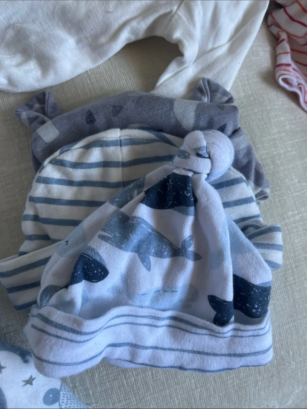 Baby clothing bundle like new - 0-3 months bodies, pajamas, beanies, onesie…
